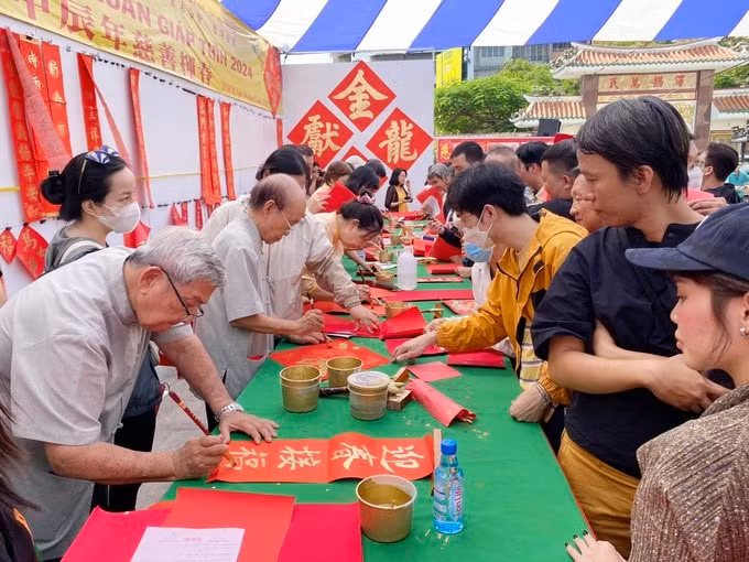bao sai gon giai phong hoa van to chuc chuong trinh thu phap tu thien xuan giap thin 2024 hinh 1