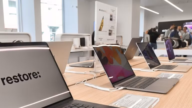 macbook apple van dang lam mua lam gio tai nga hinh 1