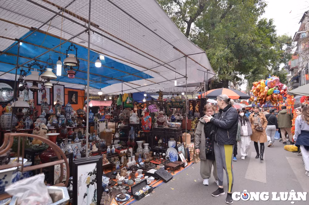 cho do cu ha noi nam hop mot lan nhon nhip nguoi mua ke ban ngay can tet 2024 hinh 1