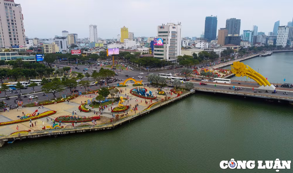 nguoi dan va du khach thich thu check in duong hoa tet giap thin o da nang hinh 1