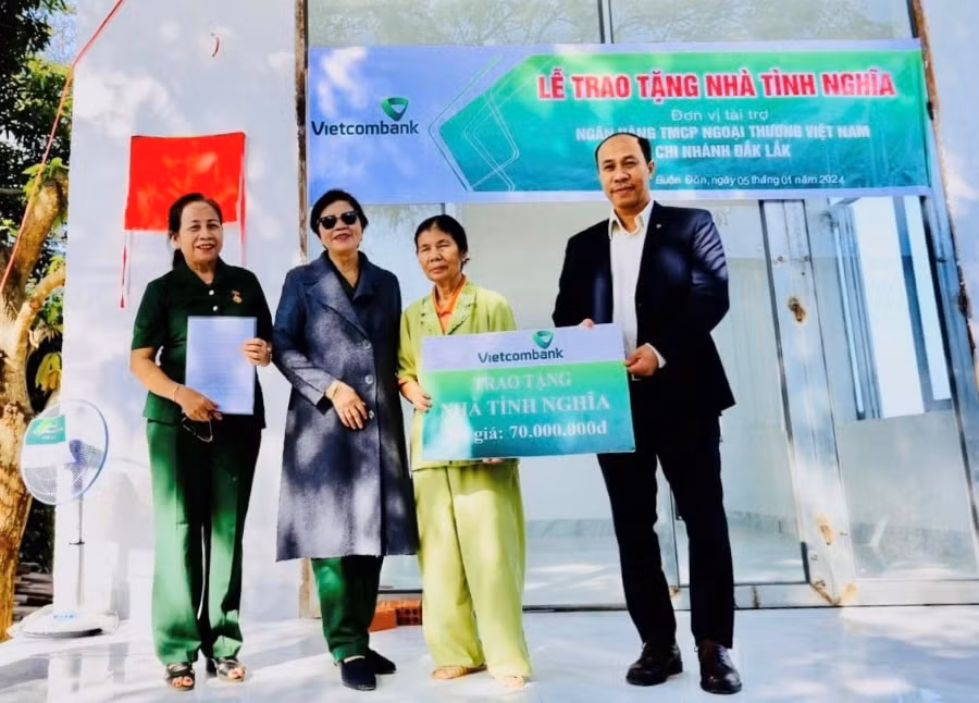 vietcombank khanh thanh nhieu ngoi nha tang nguoi ngheo an cu don tet hinh 4