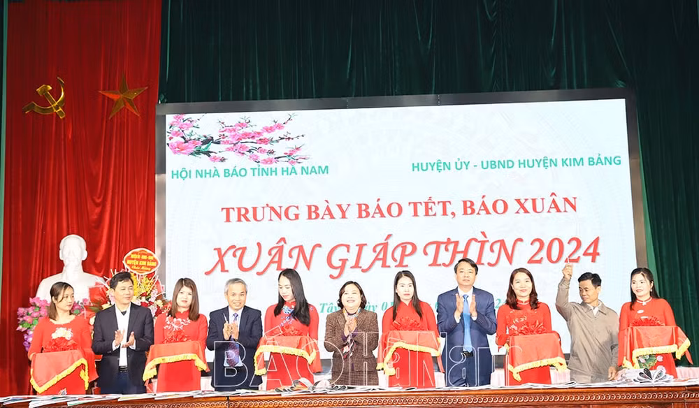 ha nam hon 1000 an pham tai trung bay bao tet bao xuan giap thin 2024 hinh 1