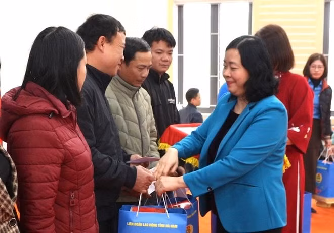 truong ban dan van trung uong tang qua nguoi ngheo cong nhan kho khan tai tinh ha nam hinh 1