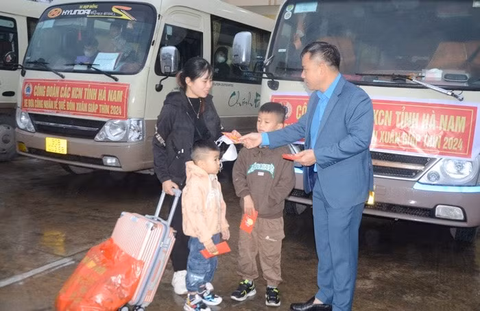 ha nam am long hang chuc chuyen xe mien phi dua gan 1500 cong nhan lao dong ve que don tet hinh 1