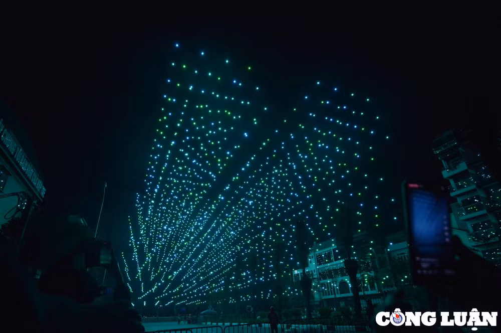 man trinh dien anh sang voi 2024 drone tren bau troi thu do ha noi hinh 3
