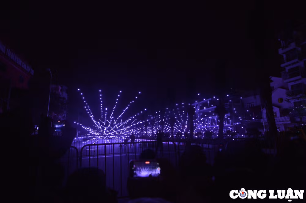 man trinh dien anh sang voi 2024 drone tren bau troi thu do ha noi hinh 1