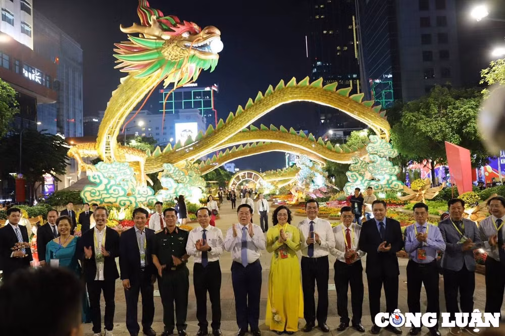 duong hoa nguyen hue tet giap thin 2024 dong nghet dem khai mac hinh 2