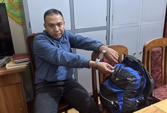 doi tuong dung sung cuop ngan hang sa luoi tren duong tau thoat hinh 1