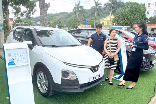 Lái thử VinFast VF 5, khách hàng Nghệ An hào hứng “chốt” xe tại chỗ