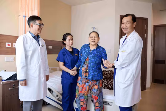 Vinmec thay khớp toàn phần cho bệnh nhân 78 tuổi bị hoại tử chỏm