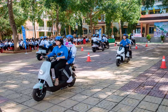 Phạt tiền người dưới 18 tuổi đi mô tô, hiểu thế nào cho đúng?