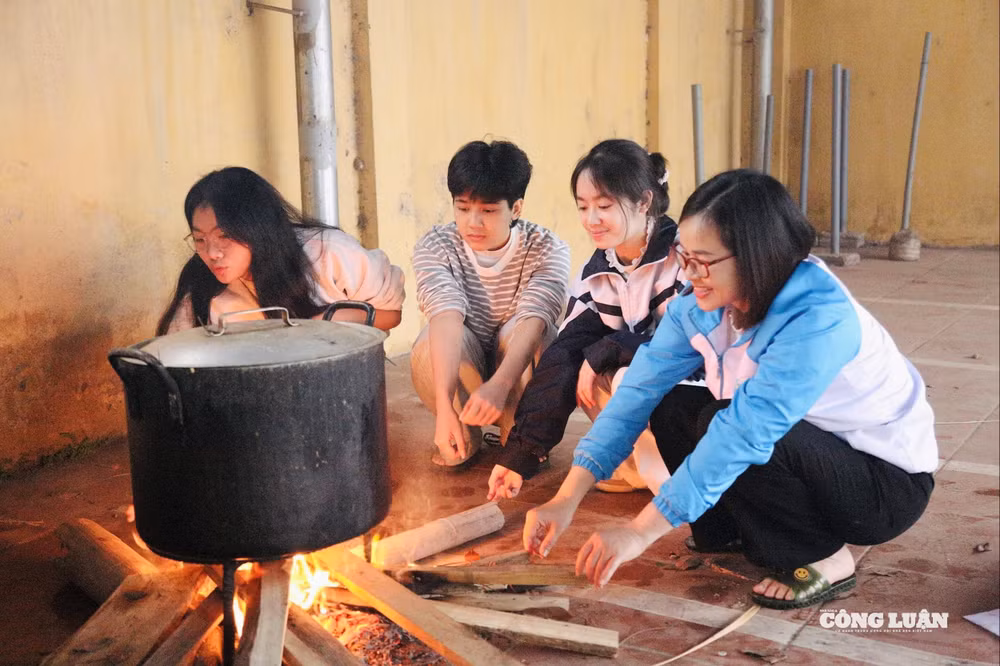 Bên bếp lửa hồng, những câu chuyện được kể, những lời chúc được trao. 
