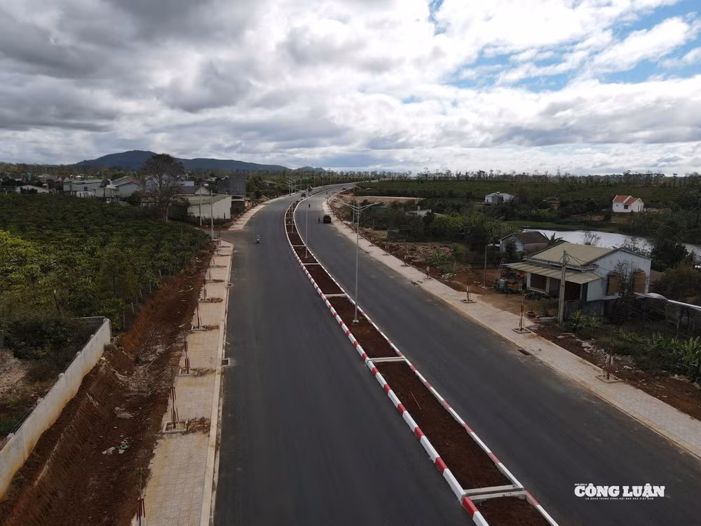 Đường hành lang kinh tế phía Đông tỉnh Gia Lai, trục giao thông chiến lược kết nối Quốc lộ 19 với đường Hồ Chí Minh. Việc hình thành trục giao thông mới không chỉ giúp giảm tải cho các tuyến đường hiện hữu mà còn mở ra cơ hội khai thác hiệu quả giá trị cảnh quan và bản sắc văn hóa địa phương để thu hút đầu tư du lịch (ảnh Trần Hiền)