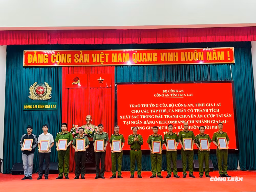 Bộ Công an khen thưởng cho các tập thể, cá nhân trong chuyên án bắt giữ 2 đối tượng cướp ngân hàng
