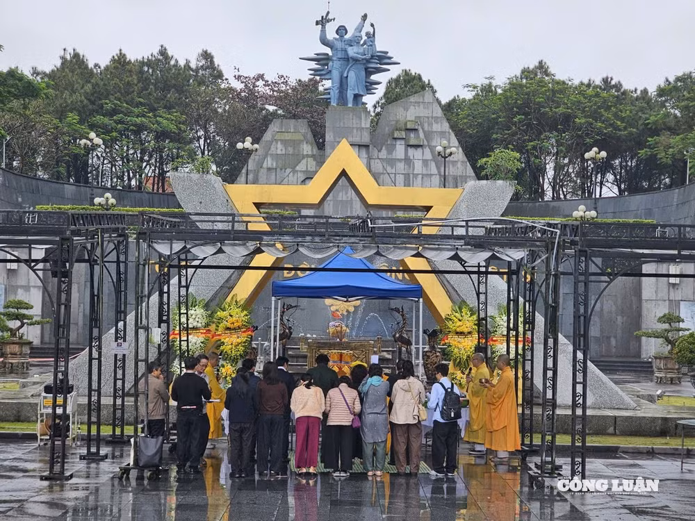 Các đại biểu dâng hoa, dâng hương tri ân các anh hùng liệt sĩ tại Nghĩa trang Liệt sĩ Quốc gia Đường 9