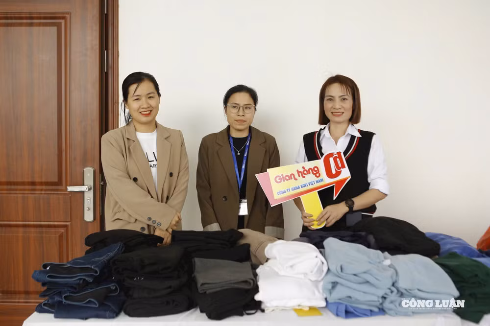 Gian hàng quần áo thu hút sự quan tâm của nhiều hội viên. (Ảnh: Nguyễn Kế)