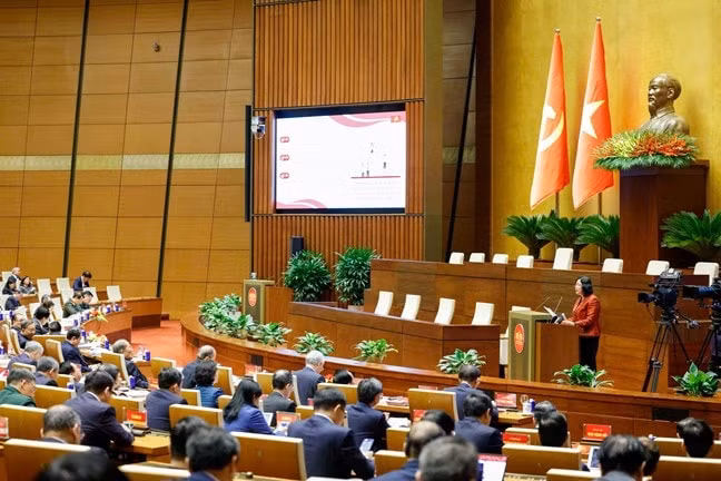 Bà Bùi Thị Minh Hoài, Ủy viên Bộ Chính trị, Bí thư Trung ương Đảng, Bí thư Đảng ủy MTTQ, các đoàn thể Trung ương, Chủ tịch Ủy ban Trung ương MTTQ Việt Nam trình bày chuyên đề tại Hội nghị