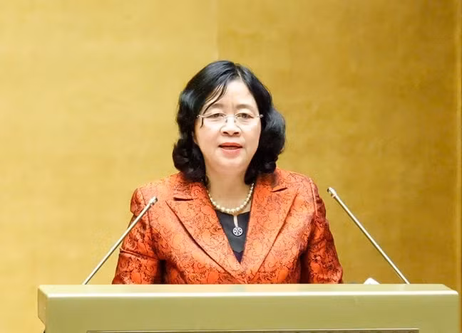 Bà Bùi Thị Minh Hoài, Ủy viên Bộ Chính trị, Bí thư Trung ương Đảng, Bí thư Đảng ủy MTTQ, các đoàn thể Trung ương, Chủ tịch Ủy ban Trung ương MTTQ Việt Nam trình bày chuyên đề tại Hội nghị