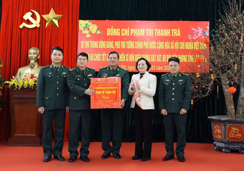 Phó Thủ tướng Phạm Thị Thanh Trà chúc Tết, động viên cán bộ, chiến sĩ Đồn Biên phòng Bát Xát- Ảnh 3.