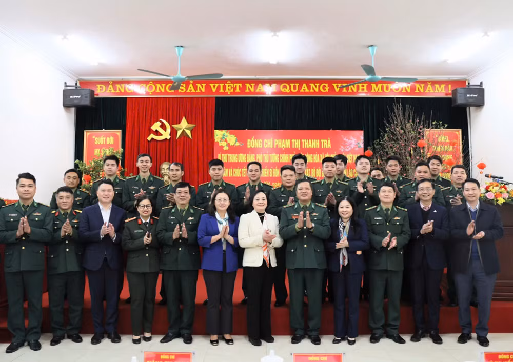 Phó Thủ tướng Phạm Thị Thanh Trà chúc Tết, động viên cán bộ, chiến sĩ Đồn Biên phòng Bát Xát- Ảnh 4.