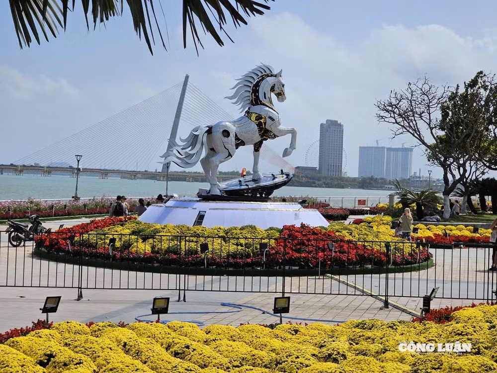 Trong dịp Tết Bính Ngọ 2026, thành phố Đà Nẵng giới thiệu đến người dân và du khách các linh vật ngựa mang giá trị nghệ thuật và ý nghĩa biểu trưng đặc biệt.