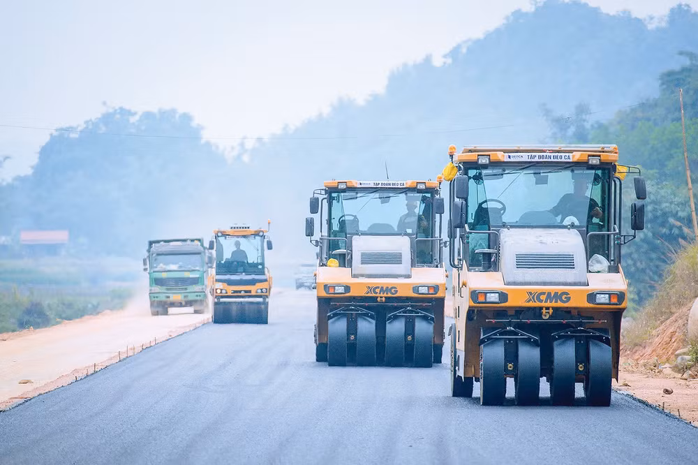 Hình ảnh đơn vị thi công thảm nhựa mặt đường.