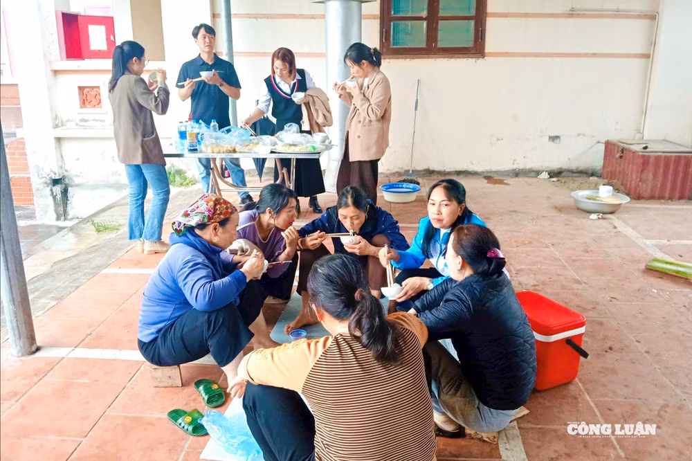 Bữa trưa giản dị ngay tại khu vực luộc bánh chưng.