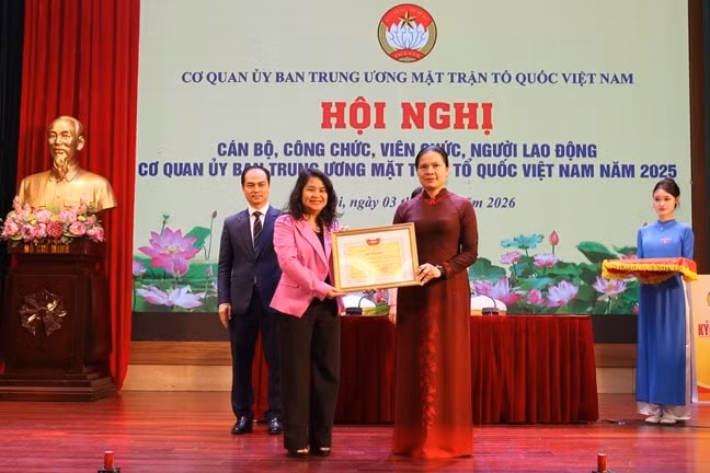 Mỗi cán bộ Mặt trận tiếp tục nỗ lực phấn đấu hoàn thành xuất sắc nhiệm vụ được giao trong năm 2026 ảnh 14