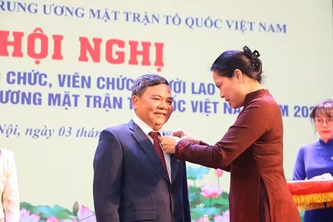 Mỗi cán bộ Mặt trận tiếp tục nỗ lực phấn đấu hoàn thành xuất sắc nhiệm vụ được giao trong năm 2026 ảnh 6