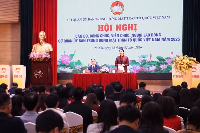 Bà Hà Thị Nga, Ủy viên Trung ương Đảng, Phó Bí thư Thường trực Đảng ủy MTTQ, các đoàn thể Trung ương, Phó Chủ tịch - Tổng Thư ký UBTƯ MTTQ Việt Nam phát biểu tại Hội nghị