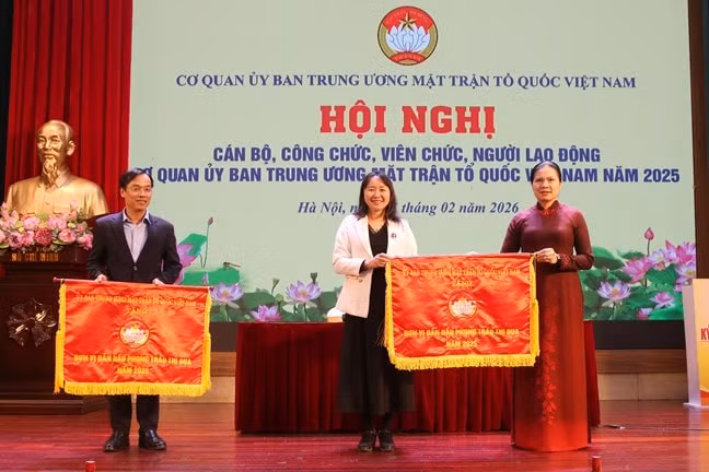 Mỗi cán bộ Mặt trận tiếp tục nỗ lực phấn đấu hoàn thành xuất sắc nhiệm vụ được giao trong năm 2026 ảnh 12