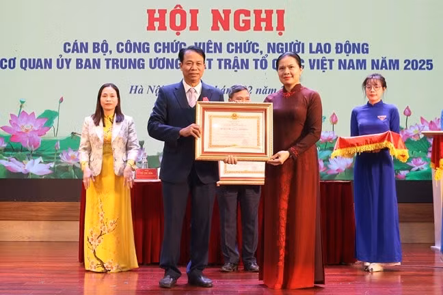 Mỗi cán bộ Mặt trận tiếp tục nỗ lực phấn đấu hoàn thành xuất sắc nhiệm vụ được giao trong năm 2026 ảnh 8