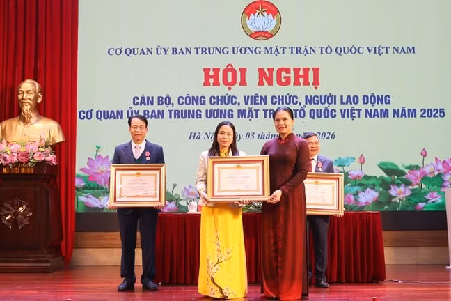 Mỗi cán bộ Mặt trận tiếp tục nỗ lực phấn đấu hoàn thành xuất sắc nhiệm vụ được giao trong năm 2026 ảnh 9