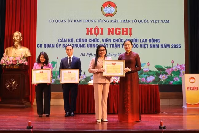 Mỗi cán bộ Mặt trận tiếp tục nỗ lực phấn đấu hoàn thành xuất sắc nhiệm vụ được giao trong năm 2026 ảnh 16