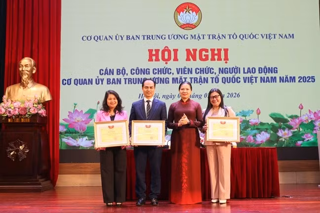Bà Hà Thị Nga, Ủy viên Trung ương Đảng, Phó Bí thư Thường trực Đảng ủy MTTQ, các đoàn thể Trung ương, Phó Chủ tịch - Tổng Thư ký UBTƯ MTTQ Việt Nam trao khen thưởng cho các tập thể có thành tích xuất sắc trong triển khai nhiệm vụ