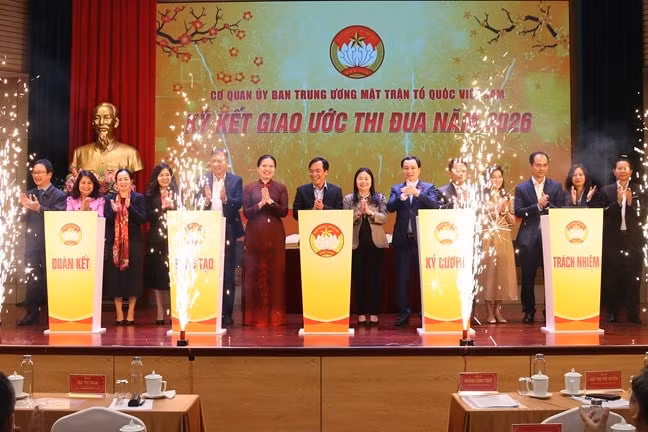 Lãnh đạo các ban, đơn vị Cơ quan UBTƯ MTTQ Việt Nam thực hiện ký kết giao ước thi đua năm 2026