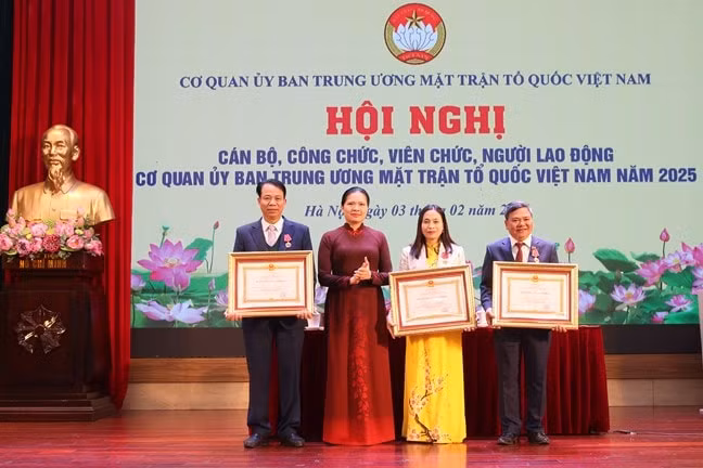 Bà Hà Thị Nga, Ủy viên Trung ương Đảng, Phó Bí thư Thường trực Đảng ủy MTTQ, các đoàn thể Trung ương, Phó Chủ tịch - Tổng Thư ký UBTƯ MTTQ Việt Nam trao Huân chương lao động cho các cá nhân có thành tích xuất sắc trong triển khai nhiệm vụ