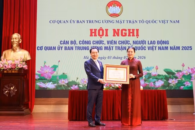 Bà Hà Thị Nga, Ủy viên Trung ương Đảng, Phó Bí thư Thường trực Đảng ủy MTTQ, các đoàn thể Trung ương, Phó Chủ tịch - Tổng Thư ký UBTƯ MTTQ Việt Nam trao huân chương Lao động hạng Ba cho ông Vũ Văn Tiến, Ủy viên Đoàn Chủ tịch, Trưởng Ban Tuyên giáo Cơ quan Ủy ban Trung ương MTTQ Việt Nam
