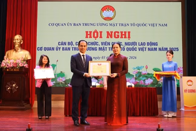 Mỗi cán bộ Mặt trận tiếp tục nỗ lực phấn đấu hoàn thành xuất sắc nhiệm vụ được giao trong năm 2026 ảnh 15