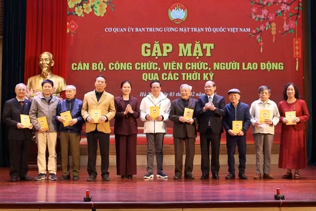 Phó Chủ tịch - Tổng Thư ký Hà Thị Nga và Phó Chủ tịch Hoàng Công Thủy trao quà cho các cán bộ, công chức, viên chức, người lao động Cơ quan UBTƯ MTTQ Việt Nam qua các thời kỳ.