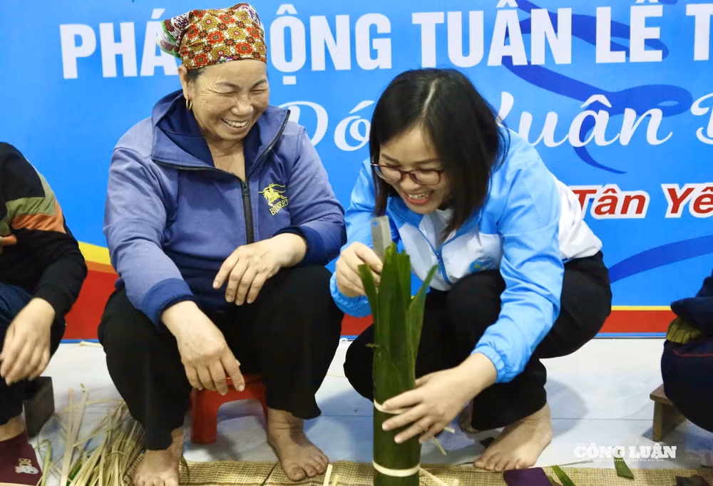 Giáp Thị Hiền, Chủ tịch Hội Liên hiệp Phụ nữ xã Tân Yên (bên phải) gói bánh cùng hội viên. (Ảnh: Nguyễn Kế)