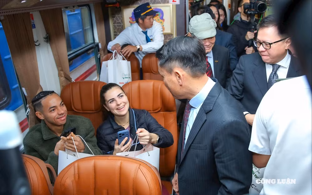 Lãnh đạo các đơn vị trao quà tới các hành khách có mặt trên chuyến tàu đặc biệt. Ảnh: Sơn Hải