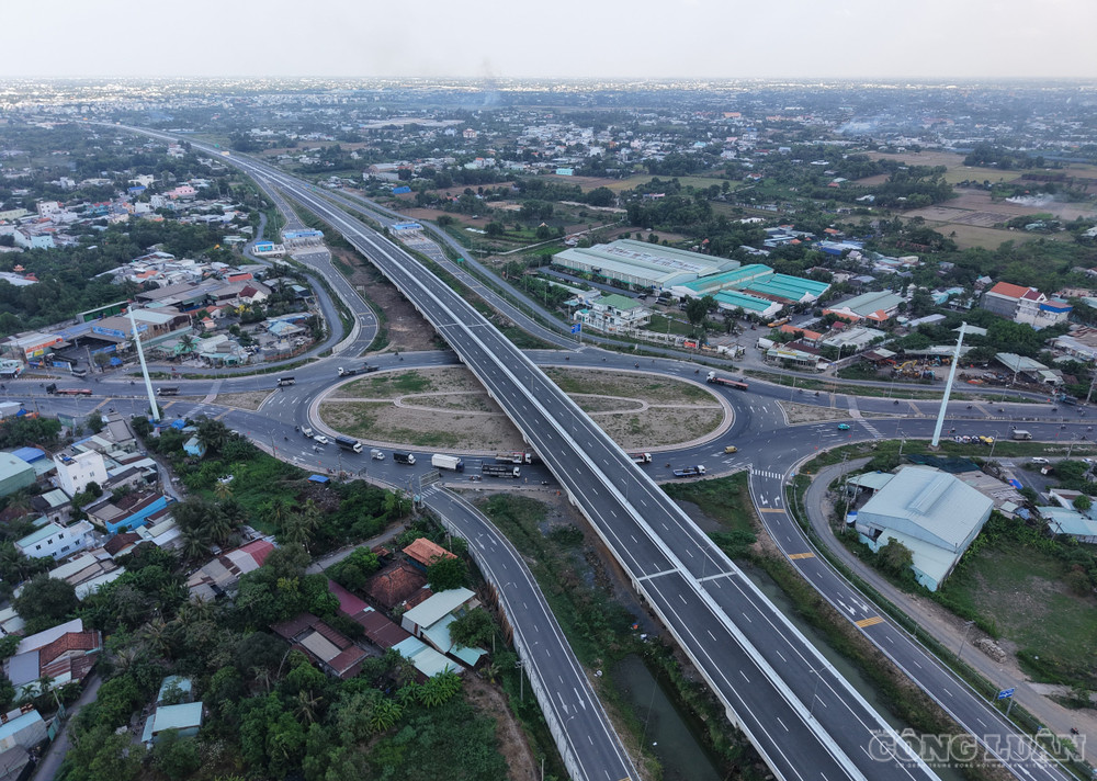 Cao tốc Bến Lức - Long Thành kết nối Đông Nam Bộ với Tây Nam Bộ. Ảnh: Ngọc Hải. clo_br_anh-4.cao-toc-ben-luc-long-thanh-ket-noi-dong-nam-bo-voi-tay-nam-bo.-anh.ngoc-hai..jpg
