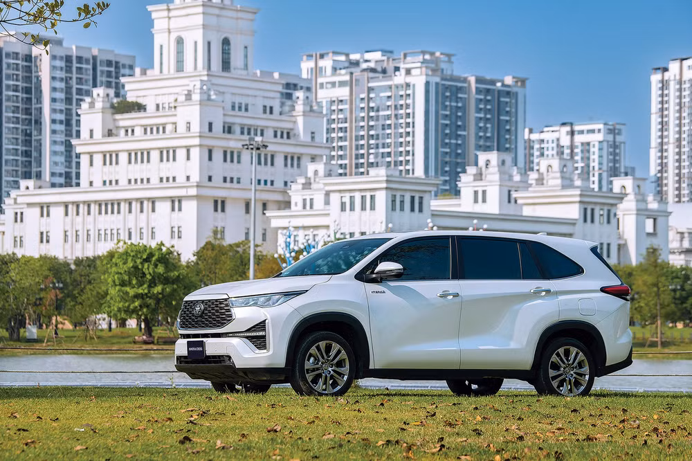 toyota_innova_cross_5ok.jpg