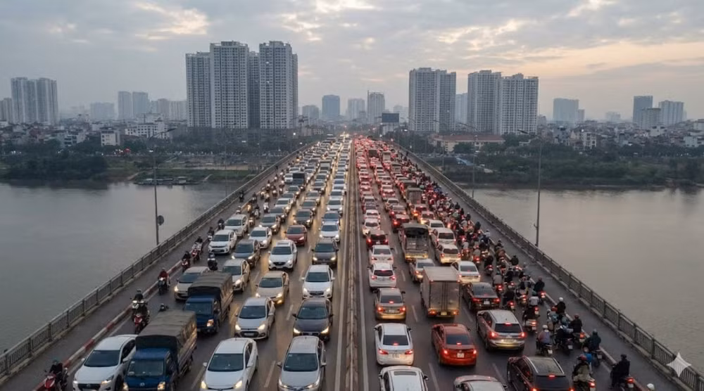 Cầu Vĩnh Tuy hướng từ trung tâm Hà Nội sang Cổ Linh ùn ứ trong giờ cao điểm chiều 2-2, các phương tiện di chuyển chậm, nối đuôi kéo dài - Ảnh minh họa