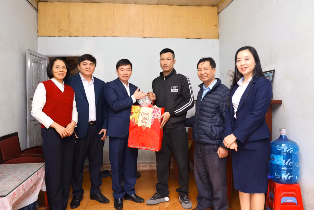4-tang-qua-gia-dinh-tran-van-duong-hoan-canh-kho-khan.jpg