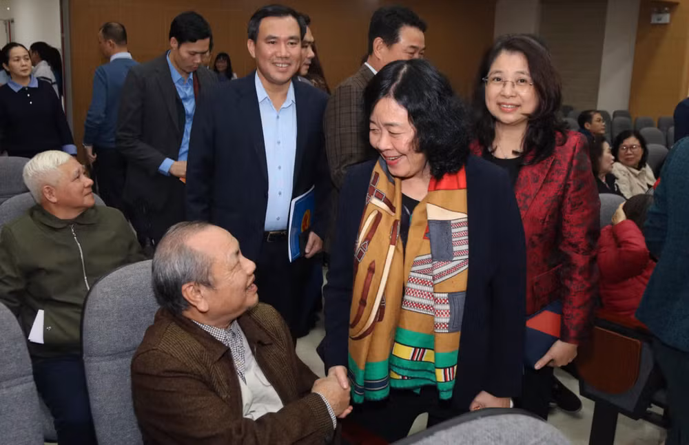 Ủy viên Bộ Chính trị, Bí thư Trung ương Đảng, Chủ tịch UBTƯ MTTQ Việt Nam Bùi Thị Minh Hoài gặp gỡ cử tri tham dự Hội nghị.