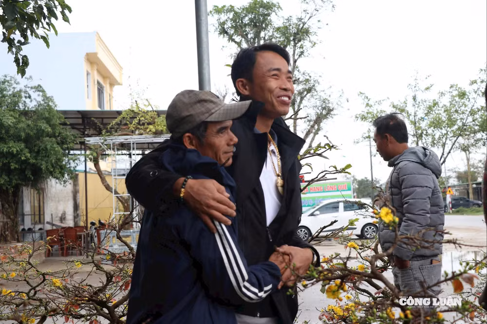 Ông Tuấn xúc động “người dân ở đây tốt quá…”