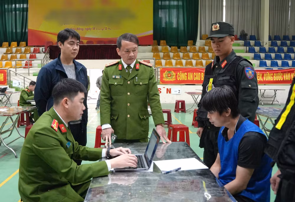 1. Đại tá Sầm Minh Hồ- Phó Giám đốc Công an tỉnh Cao Bằng trực tiếp chỉ đạo công tác điều tra trong chuyên án lừa đảo xuyên quốc gia