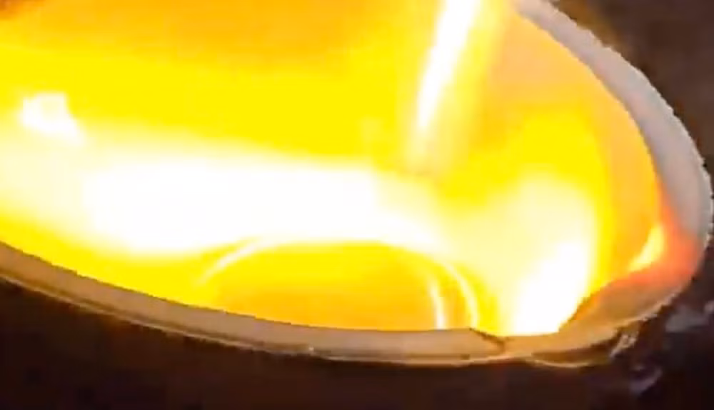 Một phần của quy trình bao gồm việc nung nóng vàng đã khai thác đến nhiệt độ cực cao. Ảnh: Weibo
